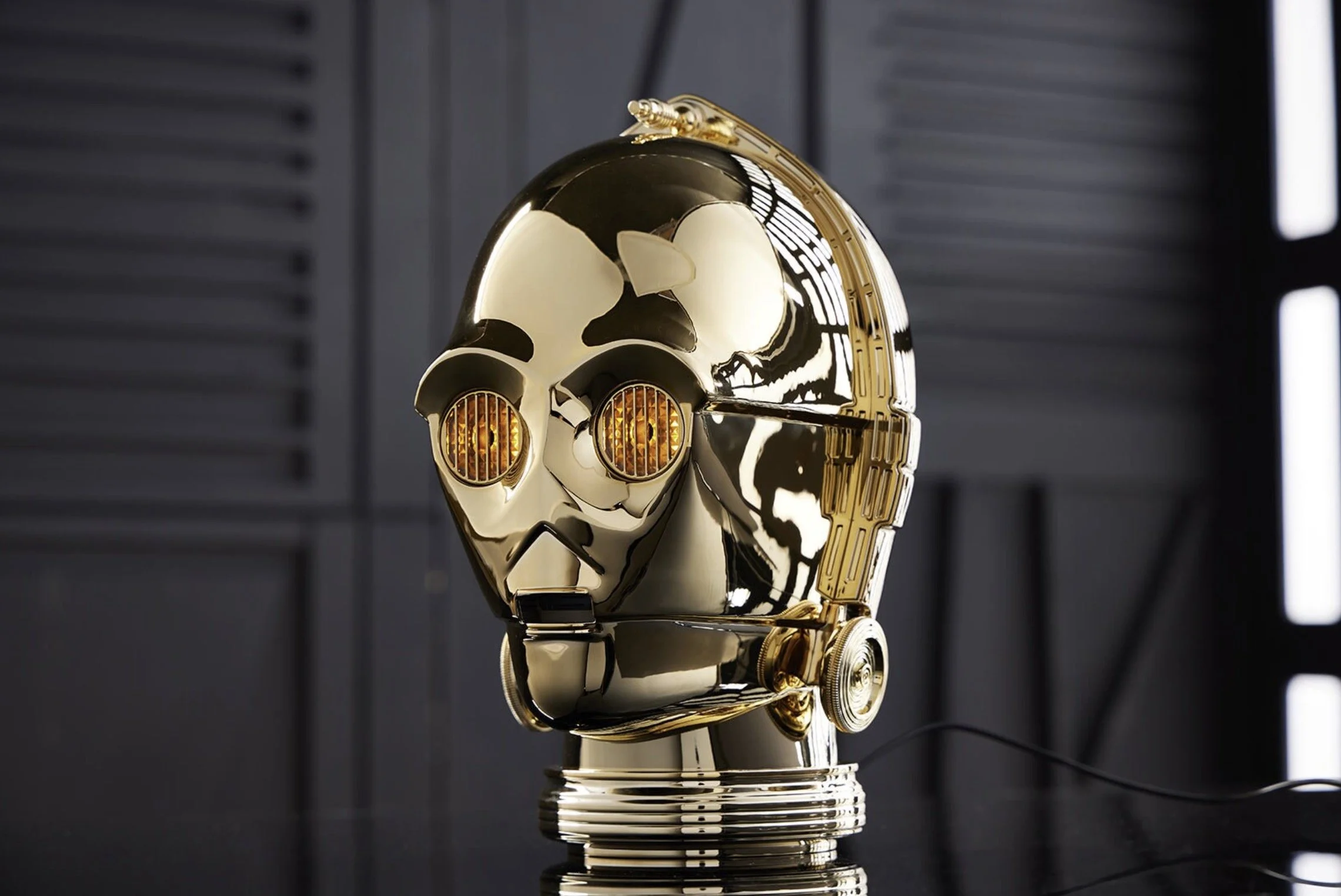 This C-3PO Premium Electronic Head Can Be Rewired to Reveal